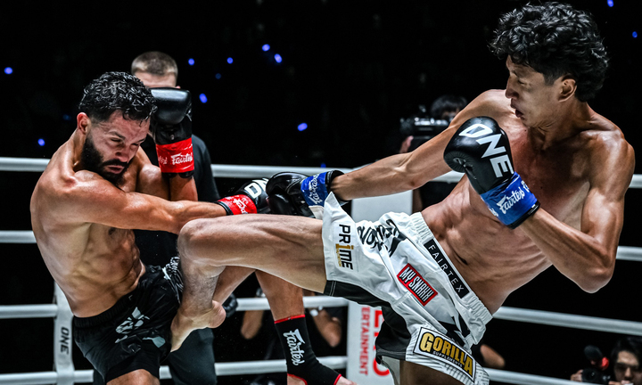 Nhà vô địch muay Thái đá trúng chỗ hiểm giữa háng, cao thủ kickboxing đổ gục- Ảnh 1.
