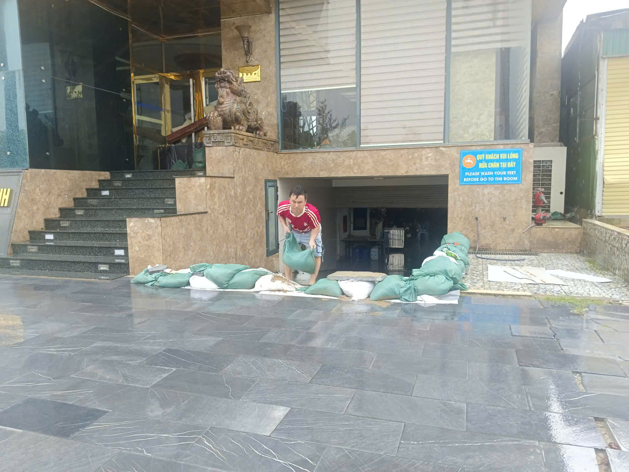 VIDEO: Bão số 10 Bualoi giật cấp 15 áp sát, bầu trời tối đen, biển động dữ dội- Ảnh 3. VIDEO: Bão số 10 Bualoi giật cấp 15 áp sát, bầu trời tối đen, biển động dữ dội- Ảnh 3.