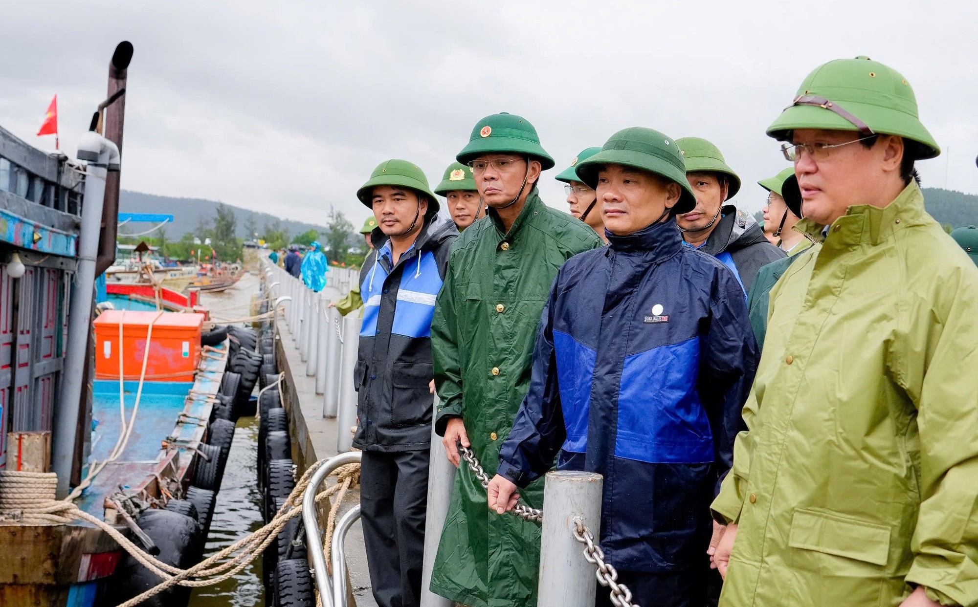 VIDEO: Bão số 10 Bualoi giật cấp 15 áp sát, bầu trời tối đen, biển động dữ dội- Ảnh 4. VIDEO: Bão số 10 Bualoi giật cấp 15 áp sát, bầu trời tối đen, biển động dữ dội- Ảnh 4.