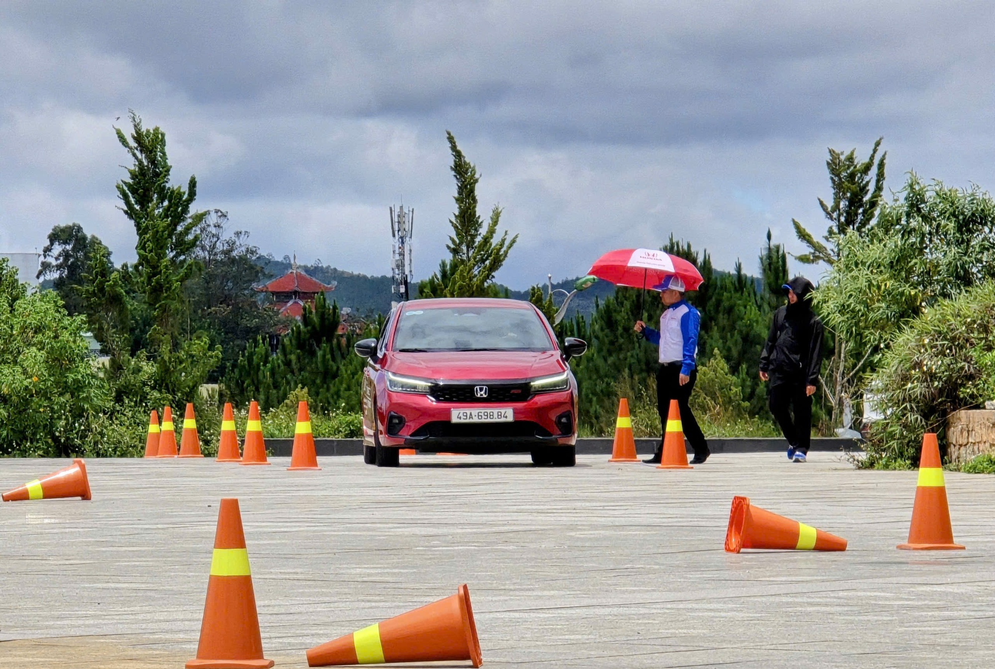Hình ảnh "khó coi" tại sân vận động đẹp nhất Tây Nguyên- Ảnh 8.