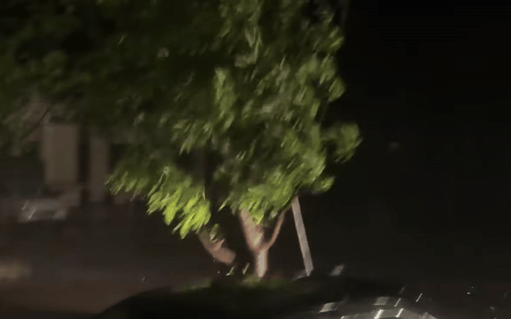 [CẬP NHẬT] Tâm bão số 10 Bualoi đã vào miền Trung, gió giật dữ dội, hàng loạt cây xanh ngã đổ, nhà tốc mái