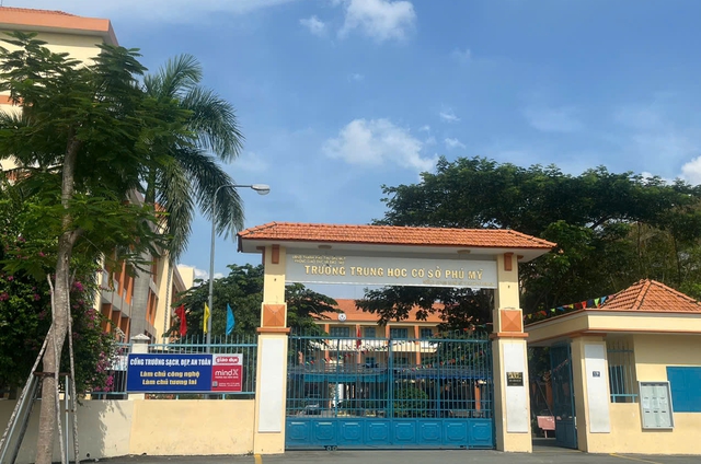 Điều tra một nam sinh lớp 8 ở TP HCM rơi lầu nguy kịch- Ảnh 1.