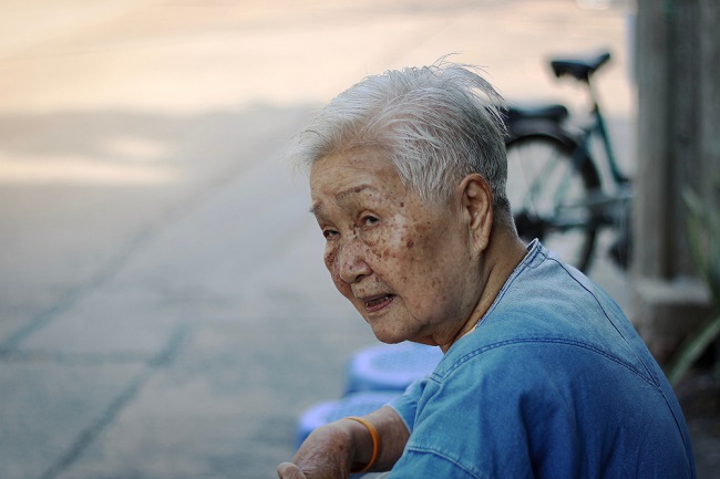 Cụ b&agrave; 85 tuổi lần lượt đến nh&agrave; 2 con trai để nghỉ hưu, sống sung t&uacute;c, kh&ocirc;ng cần chăm ch&aacute;u vẫn ngậm ng&ugrave;i: &ldquo;T&ocirc;i đ&atilde; chọn sai&rdquo;- Ảnh 1.