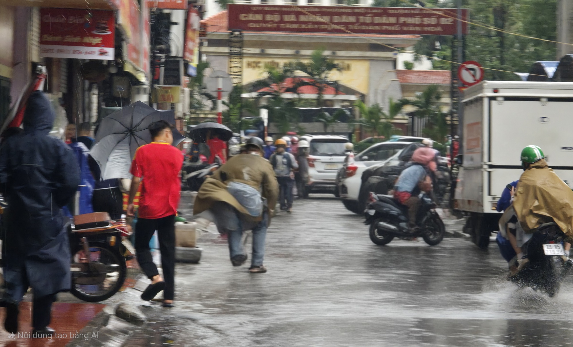 Hà Nội mưa lớn sáng đầu tuần do ảnh hưởng bão số 10, đường phố tắc cứng, người dân chật vật di chuyển- Ảnh 1.