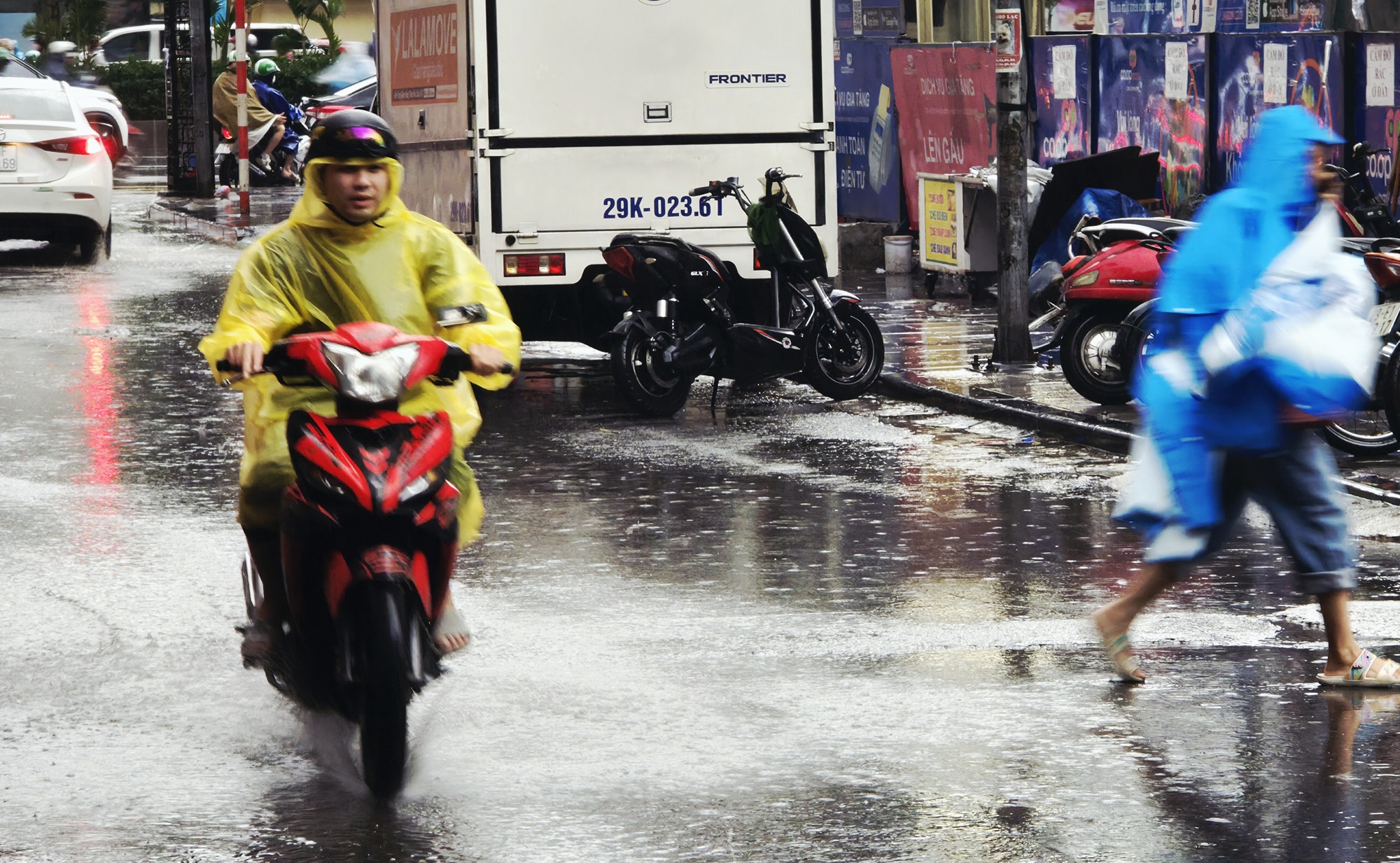 Hà Nội mưa lớn sáng đầu tuần do ảnh hưởng bão số 10, đường phố tắc cứng, người dân chật vật di chuyển- Ảnh 3.