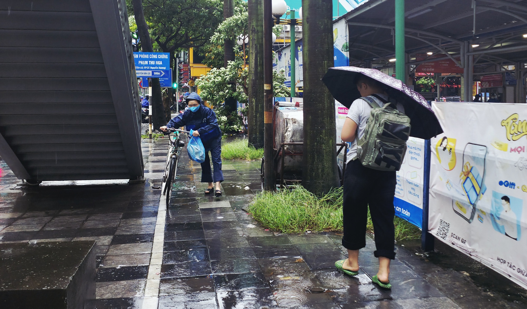 Hà Nội mưa lớn sáng đầu tuần do ảnh hưởng bão số 10, đường phố tắc cứng, người dân chật vật di chuyển- Ảnh 2.