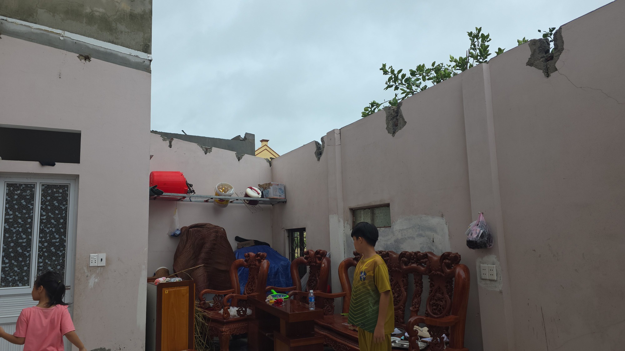 Tang thương Ninh Bình sau lốc xoáy: Con trai nạn nhân rụng rời khi chứng kiến căn nhà của cha mẹ đổ sập, mất đi cả hai người thân trong chớp mắt- Ảnh 5. Tang thương Ninh Bình sau lốc xoáy: Con trai nạn nhân rụng rời khi chứng kiến căn nhà của cha mẹ đổ sập, mất đi cả hai người thân trong chớp mắt- Ảnh 5.