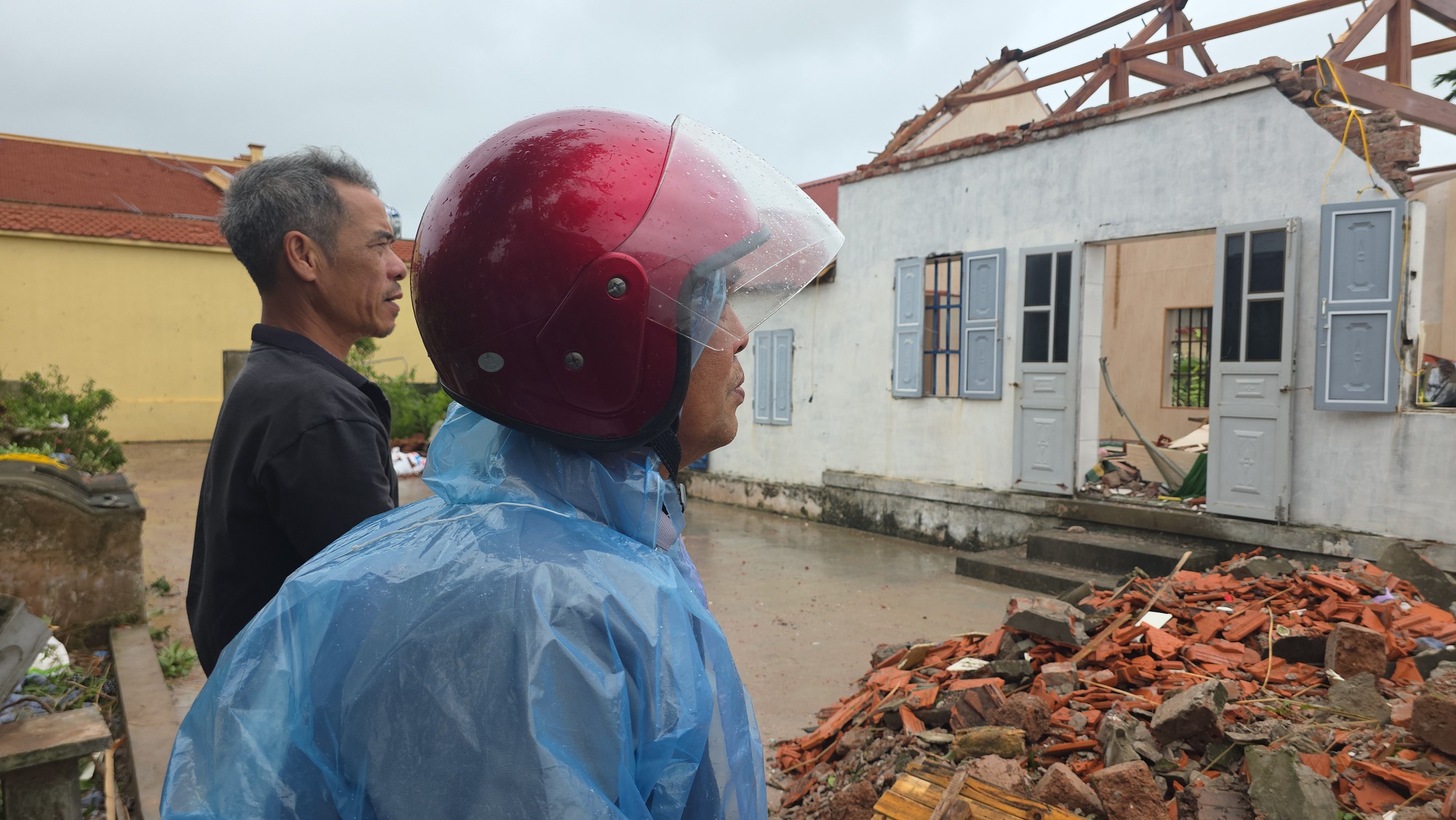 Tang thương Ninh Bình sau lốc xoáy: Con trai nạn nhân rụng rời khi chứng kiến căn nhà của cha mẹ đổ sập, mất đi cả hai người thân trong chớp mắt- Ảnh 2. Tang thương Ninh Bình sau lốc xoáy: Con trai nạn nhân rụng rời khi chứng kiến căn nhà của cha mẹ đổ sập, mất đi cả hai người thân trong chớp mắt- Ảnh 2.