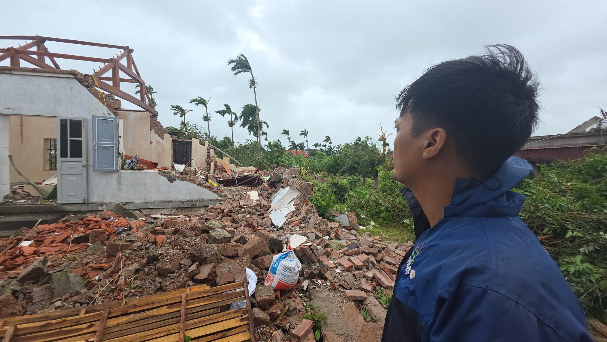 Tang thương Ninh Bình sau lốc xoáy: Con trai nạn nhân rụng rời khi chứng kiến căn nhà của cha mẹ đổ sập, mất đi cả hai người thân trong chớp mắt- Ảnh 4. Tang thương Ninh Bình sau lốc xoáy: Con trai nạn nhân rụng rời khi chứng kiến căn nhà của cha mẹ đổ sập, mất đi cả hai người thân trong chớp mắt- Ảnh 4.