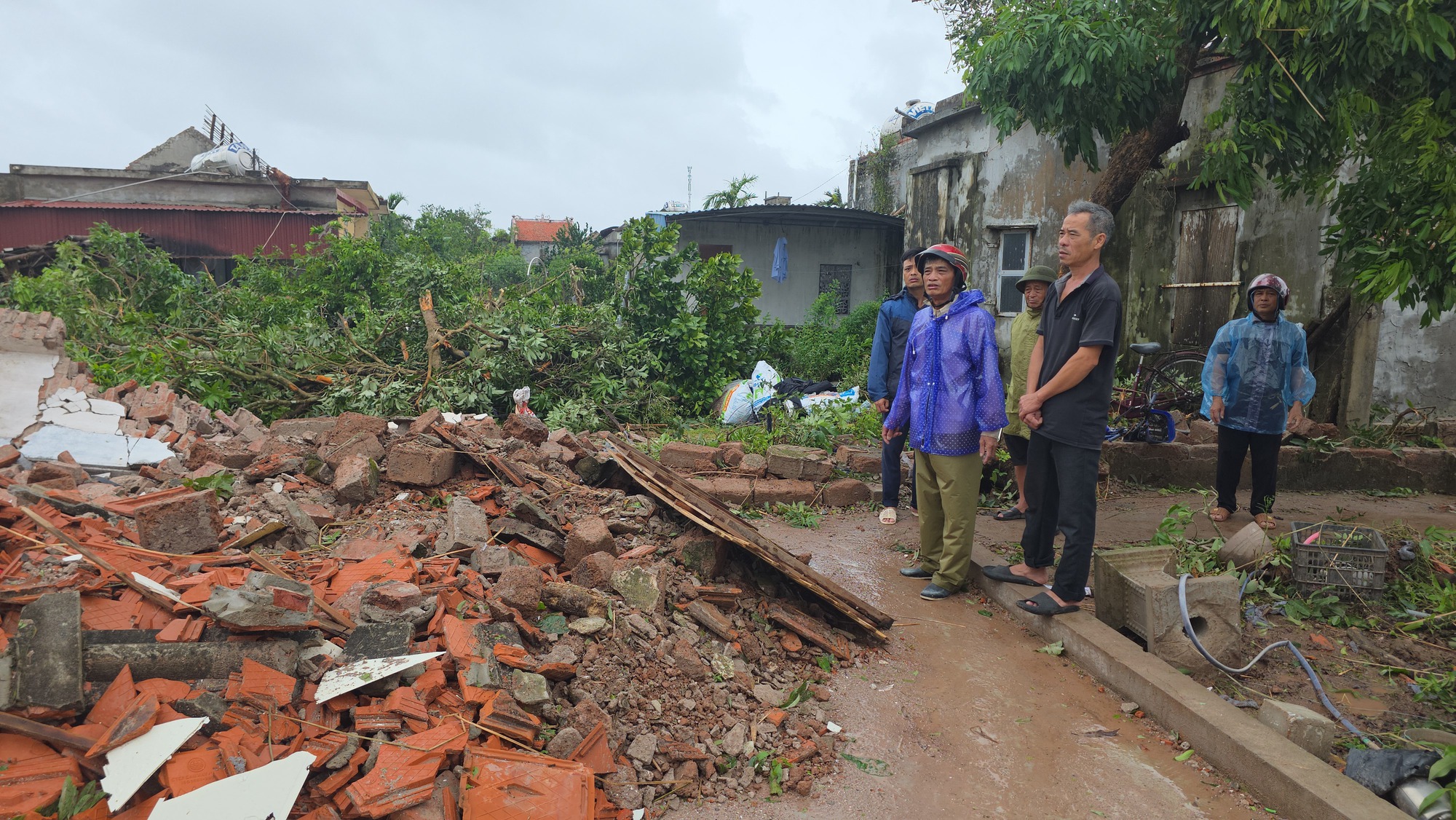 Tang thương Ninh Bình sau lốc xoáy: Con trai nạn nhân rụng rời khi chứng kiến căn nhà của cha mẹ đổ sập, mất đi cả hai người thân trong chớp mắt- Ảnh 1. Tang thương Ninh Bình sau lốc xoáy: Con trai nạn nhân rụng rời khi chứng kiến căn nhà của cha mẹ đổ sập, mất đi cả hai người thân trong chớp mắt- Ảnh 1.
