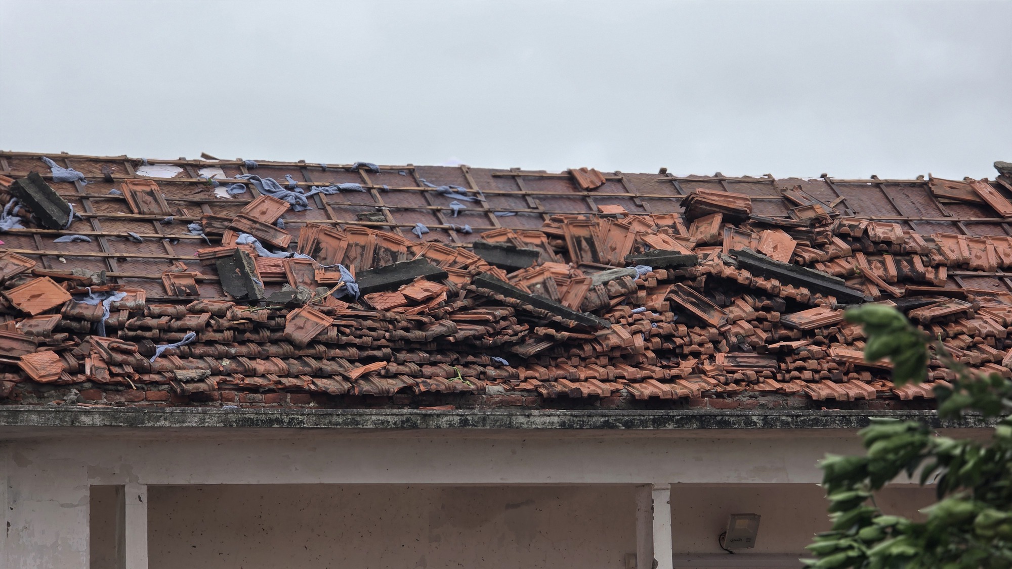 Tang thương Ninh Bình sau lốc xoáy: Con trai nạn nhân rụng rời khi chứng kiến căn nhà của cha mẹ đổ sập, mất đi cả hai người thân trong chớp mắt- Ảnh 3. Tang thương Ninh Bình sau lốc xoáy: Con trai nạn nhân rụng rời khi chứng kiến căn nhà của cha mẹ đổ sập, mất đi cả hai người thân trong chớp mắt- Ảnh 3.