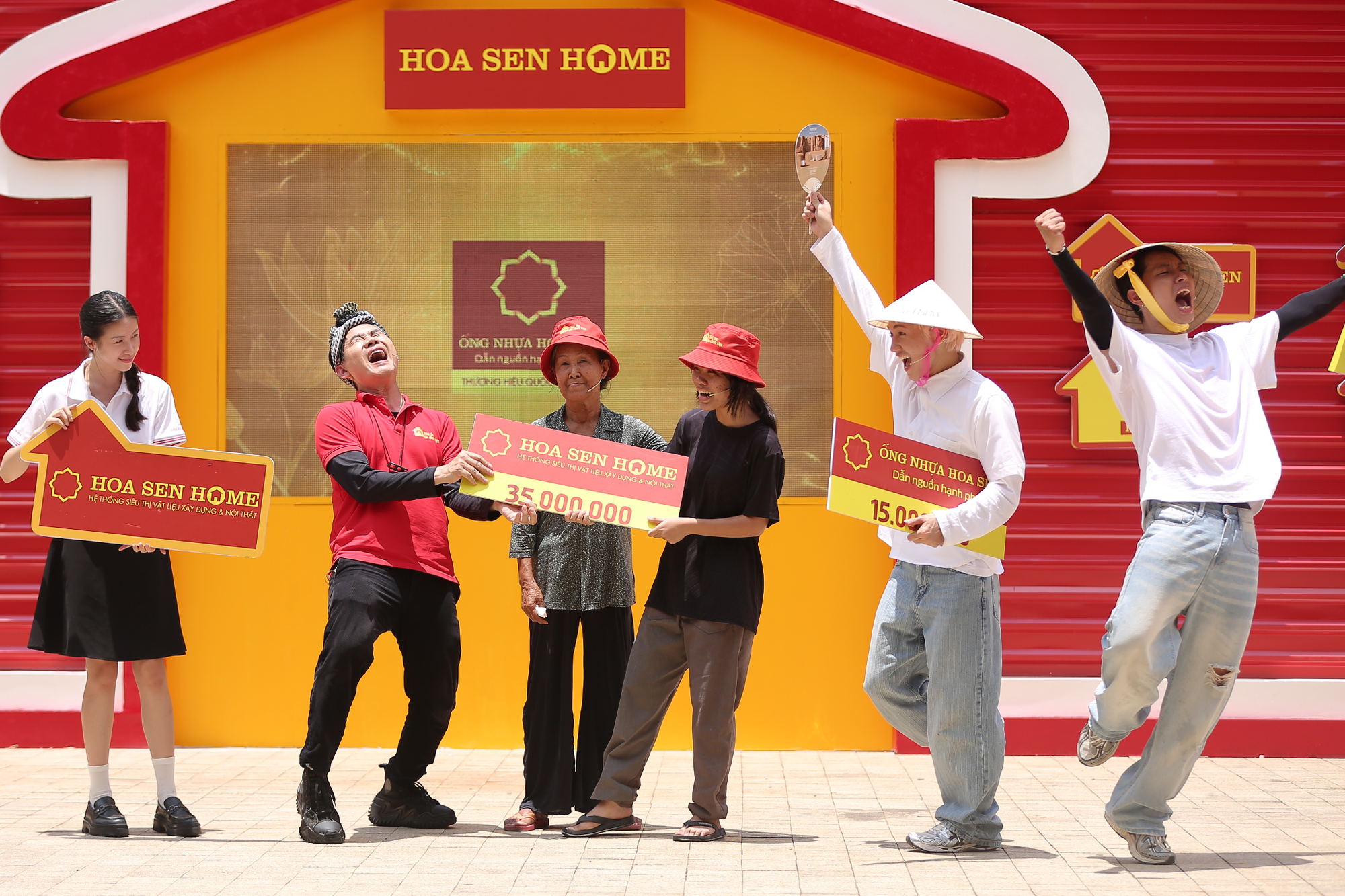 Từ nhà máy tôn thép đến ‘ông lớn’ sở hữu hệ thống Siêu thị Vật liệu xây dựng và Nội thất lớn nhất Việt Nam: Cách tạo nên sự khác biệt của Tập đoàn Hoa Sen- Ảnh 3.