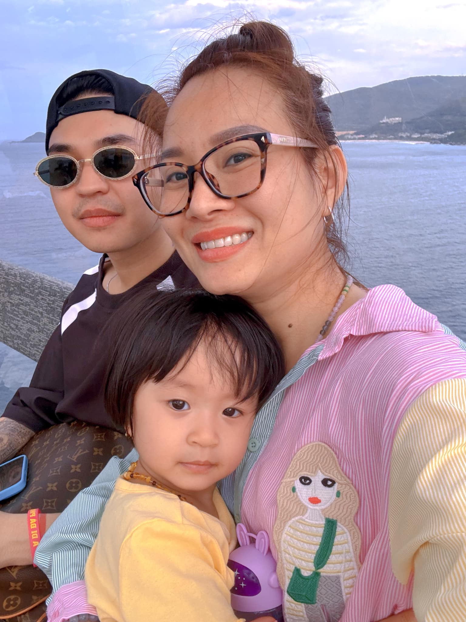 Vợ hơn 8 tuổi, lỡ 1 lần đò, có 2 con riêng của nam ca sĩ Việt lo sợ 1 điều- Ảnh 1. Vợ hơn 8 tuổi, lỡ 1 lần đò, có 2 con riêng của nam ca sĩ Việt lo sợ 1 điều- Ảnh 1.