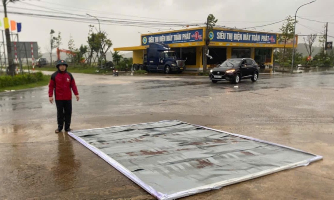 Nhà sập, nhiều nơi chìm trong "biển" nước khi bão số 10 Bualoi đổ bộ- Ảnh 11.