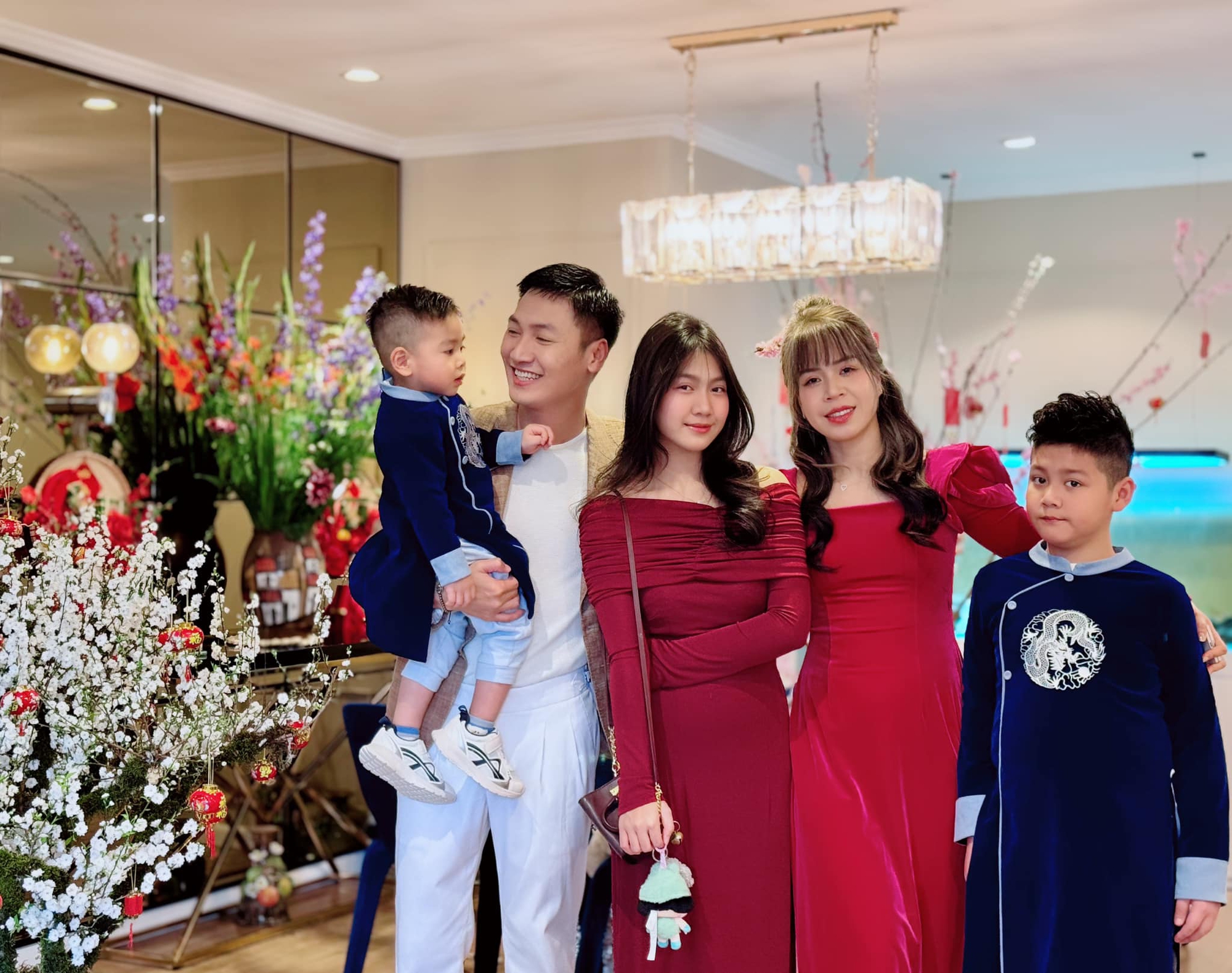 Ngoại hình của nam nghệ sĩ hào hoa, yêu vợ bậc nhất showbiz, có nhà từ Hà Nội đến Hưng Yên, Phú Thọ- Ảnh 8. Ngoại hình của nam nghệ sĩ hào hoa, yêu vợ bậc nhất showbiz, có nhà từ Hà Nội đến Hưng Yên, Phú Thọ- Ảnh 8.