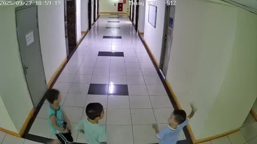 Tranh cãi vụ cháu bé ở Hà Nội ném dép trúng van nước chung cư khiến 4 thang máy lênh láng, hư hỏng- Ảnh 1.