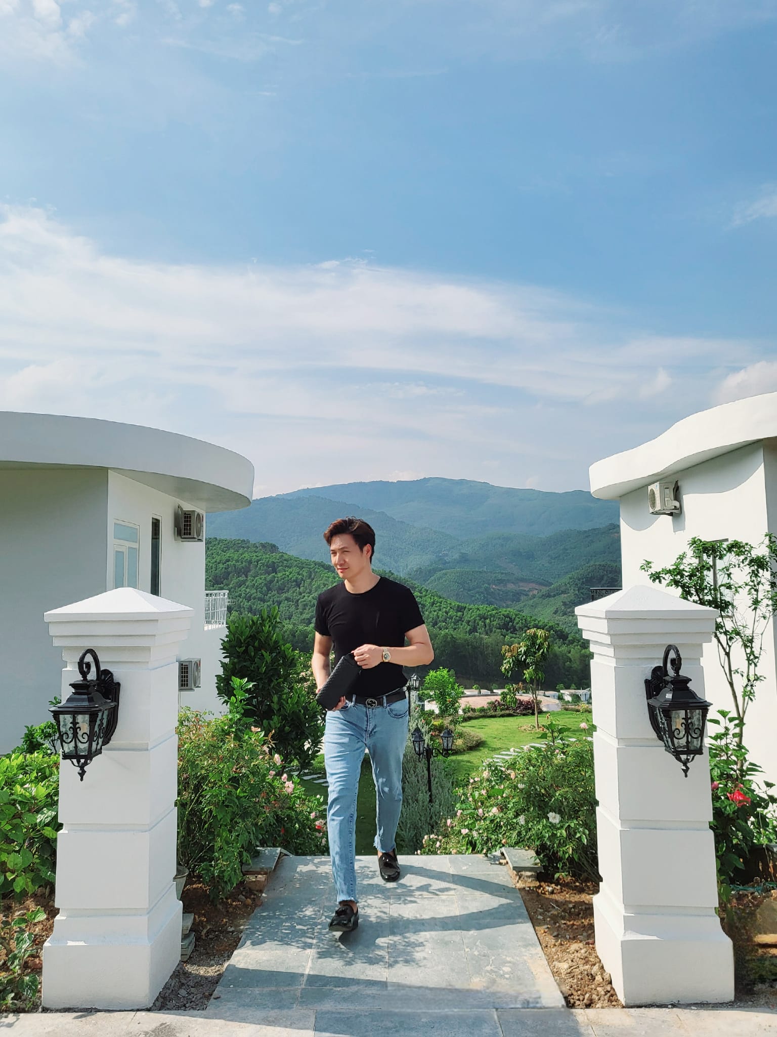 Ngoại hình của nam nghệ sĩ hào hoa, yêu vợ bậc nhất showbiz, có nhà từ Hà Nội đến Hưng Yên, Phú Thọ- Ảnh 12. Ngoại hình của nam nghệ sĩ hào hoa, yêu vợ bậc nhất showbiz, có nhà từ Hà Nội đến Hưng Yên, Phú Thọ- Ảnh 12.