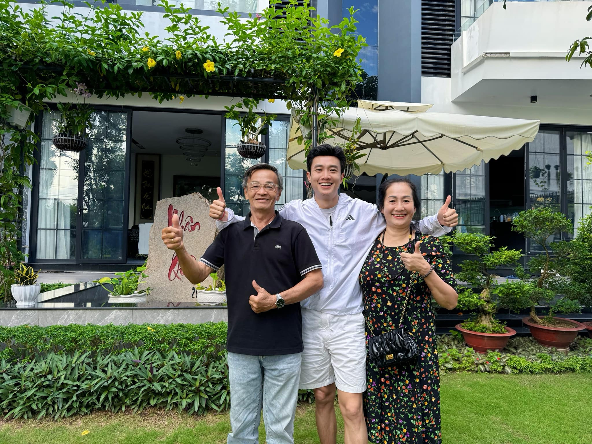 Ngoại hình nam nghệ sĩ sở hữu 2 biệt thự 70 tỷ ở TP.HCM - Cần Thơ, bị đồn đào hoa nhưng U40 chưa vợ- Ảnh 13. Ngoại hình nam nghệ sĩ sở hữu 2 biệt thự 70 tỷ ở TP.HCM - Cần Thơ, bị đồn đào hoa nhưng U40 chưa vợ- Ảnh 13.