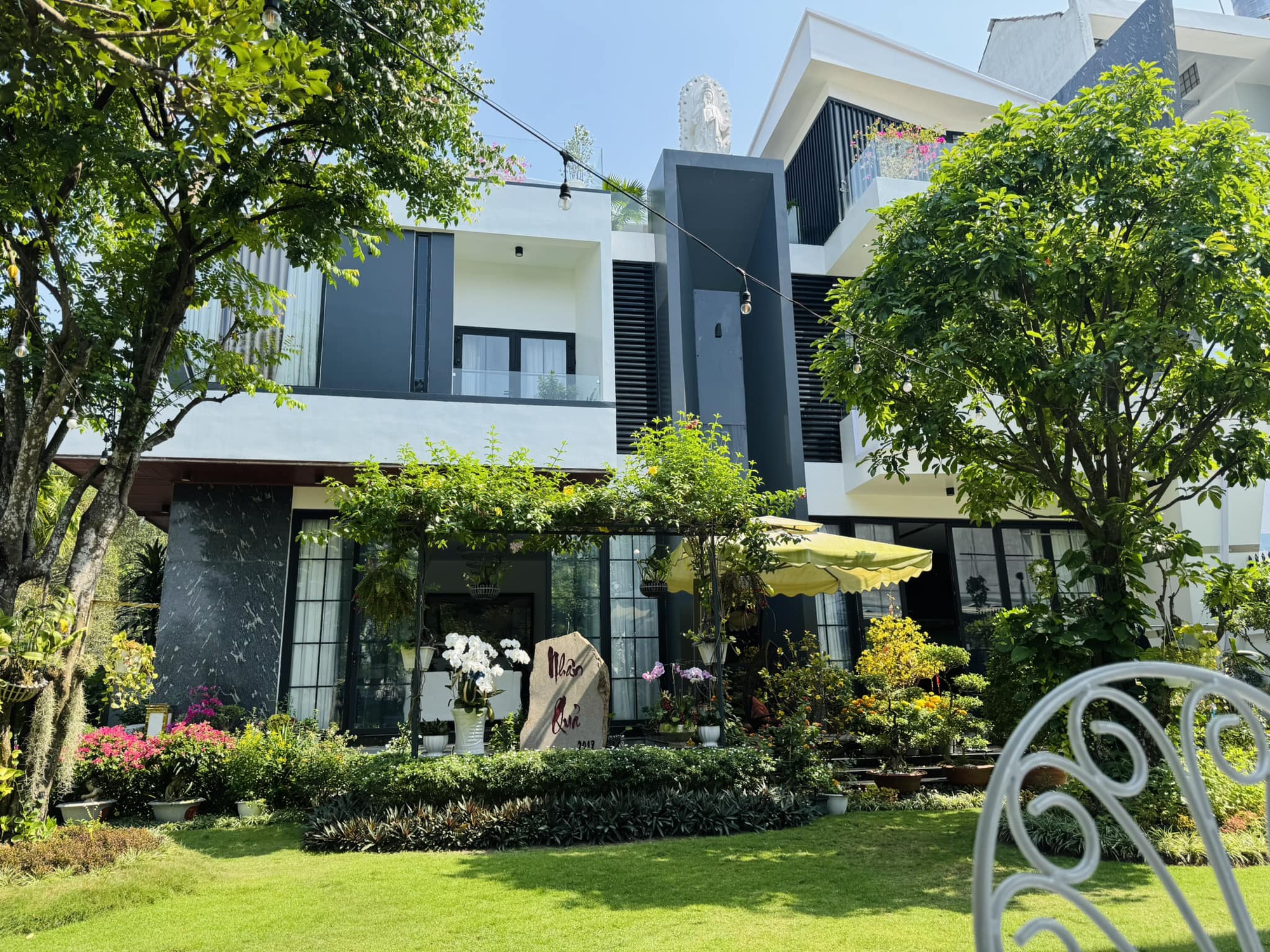 Ngoại hình nam nghệ sĩ sở hữu 2 biệt thự 70 tỷ ở TP.HCM - Cần Thơ, bị đồn đào hoa nhưng U40 chưa vợ- Ảnh 14. Ngoại hình nam nghệ sĩ sở hữu 2 biệt thự 70 tỷ ở TP.HCM - Cần Thơ, bị đồn đào hoa nhưng U40 chưa vợ- Ảnh 14.