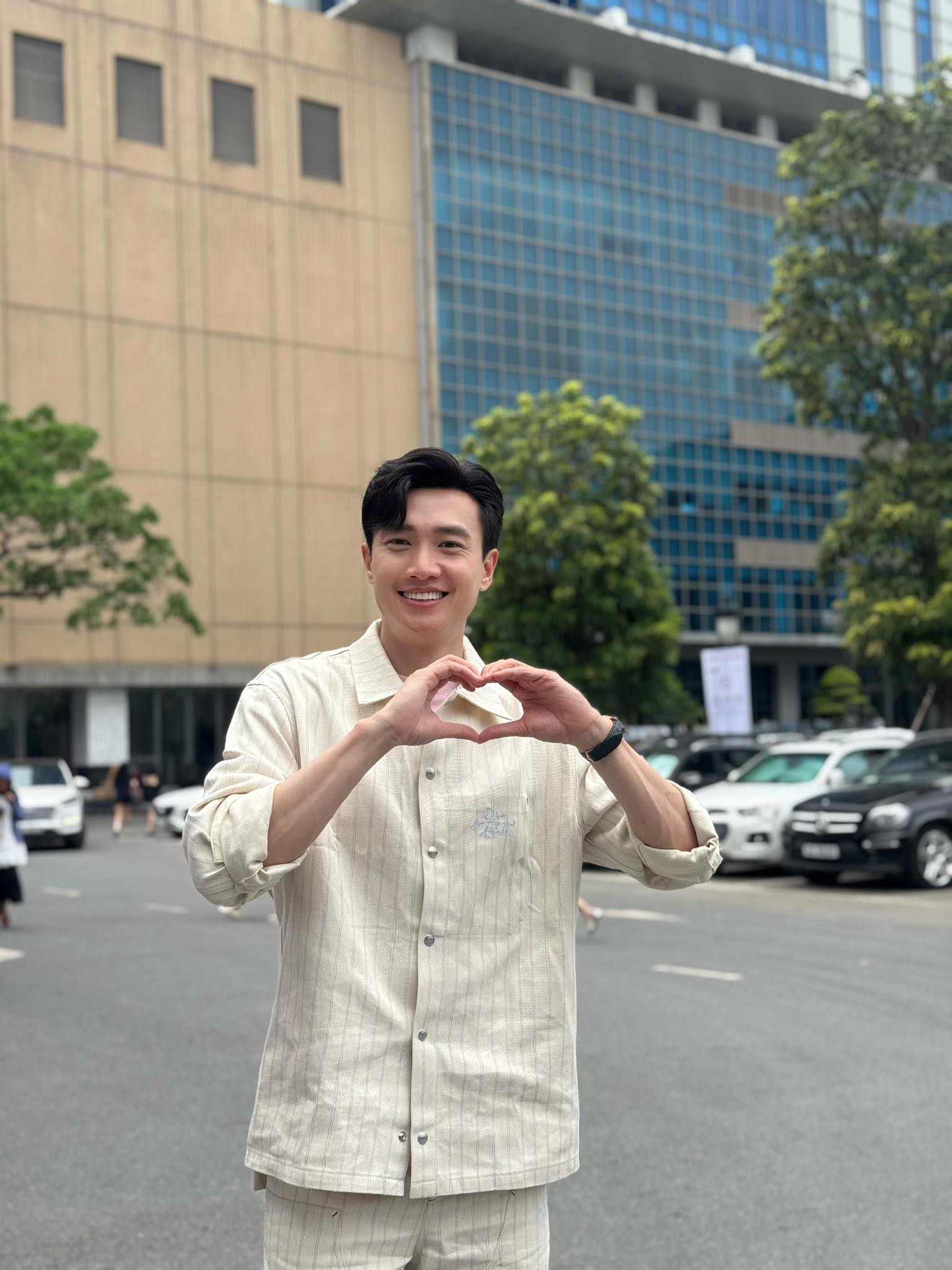 Ngoại hình nam nghệ sĩ sở hữu 2 biệt thự 70 tỷ ở TP.HCM - Cần Thơ, bị đồn đào hoa nhưng U40 chưa vợ- Ảnh 4. Ngoại hình nam nghệ sĩ sở hữu 2 biệt thự 70 tỷ ở TP.HCM - Cần Thơ, bị đồn đào hoa nhưng U40 chưa vợ- Ảnh 4.