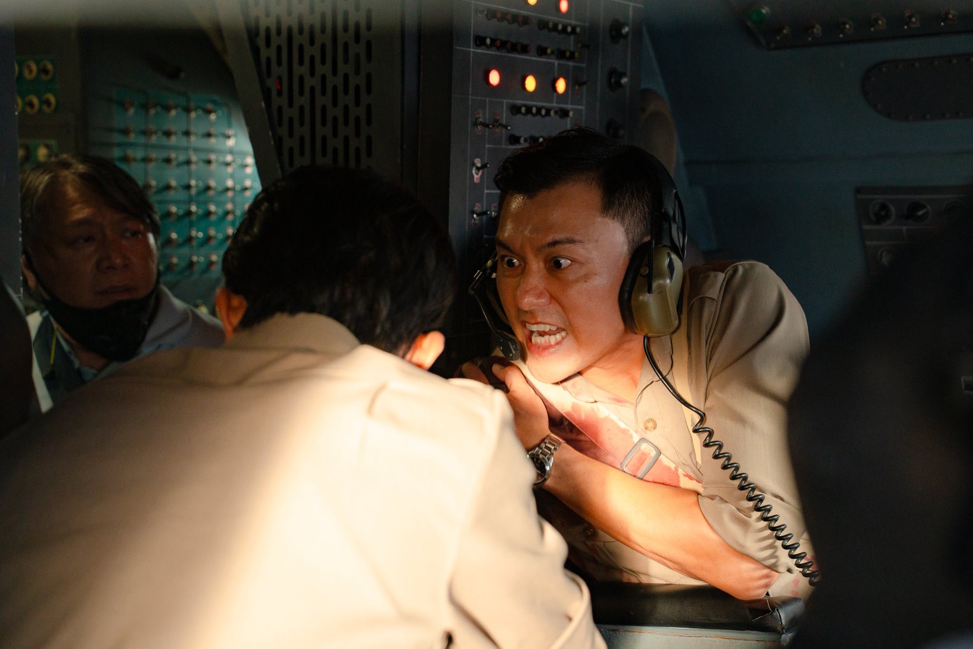 Tử Chiến Trên Không có 1 mỹ nam “mặt búng ra phản diện”, trừng mắt thôi mà khán giả run cả người- Ảnh 3.