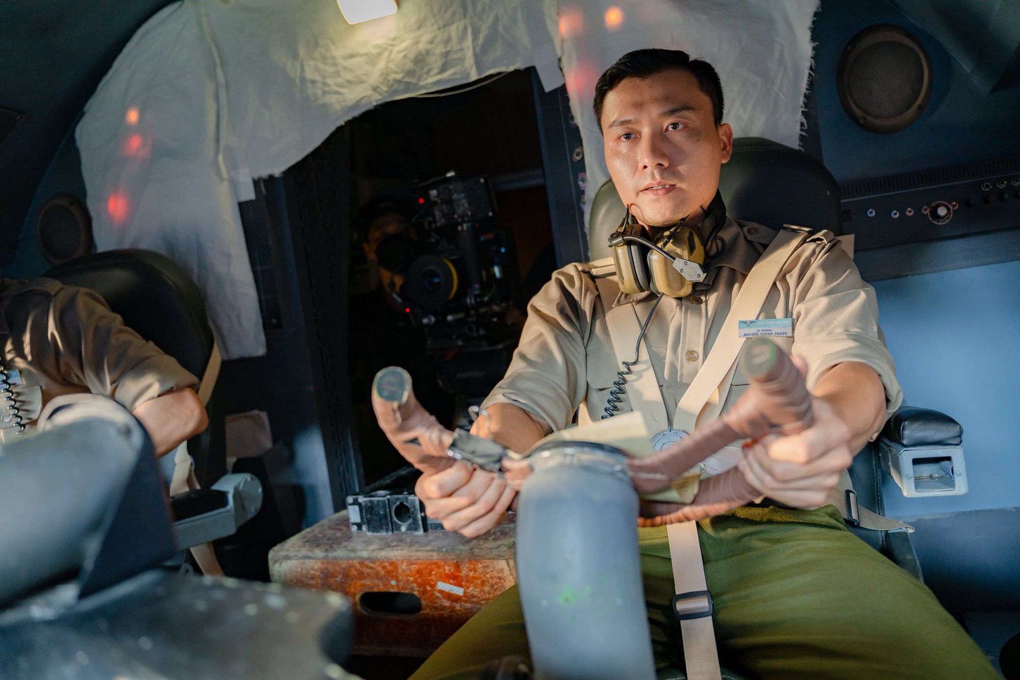 Tử Chiến Trên Không có 1 mỹ nam “mặt búng ra phản diện”, trừng mắt thôi mà khán giả run cả người- Ảnh 1.