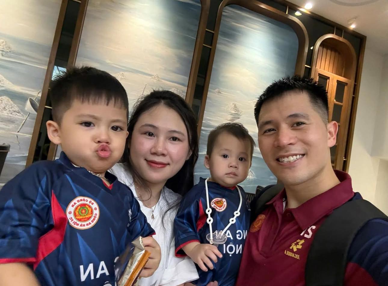 Cầu thủ nổi tiếng cưới cô gái Điện Biên, 2 năm sau cuộc sống khiến ai cũng ngưỡng mộ- Ảnh 2. Cầu thủ nổi tiếng cưới cô gái Điện Biên, 2 năm sau cuộc sống khiến ai cũng ngưỡng mộ- Ảnh 2.