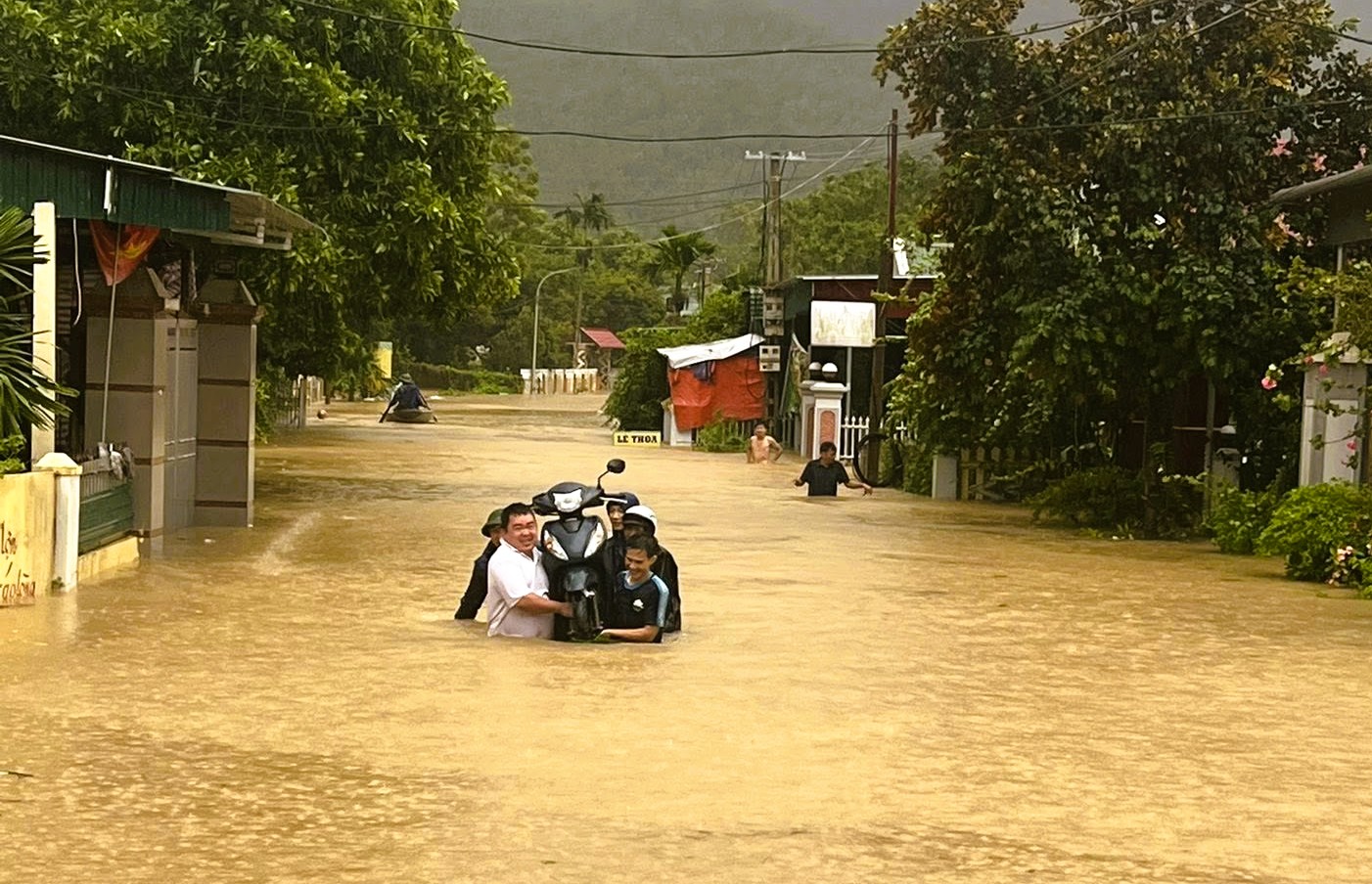 Nhà sập, nhiều nơi chìm trong "biển" nước khi bão số 10 Bualoi đổ bộ- Ảnh 17.