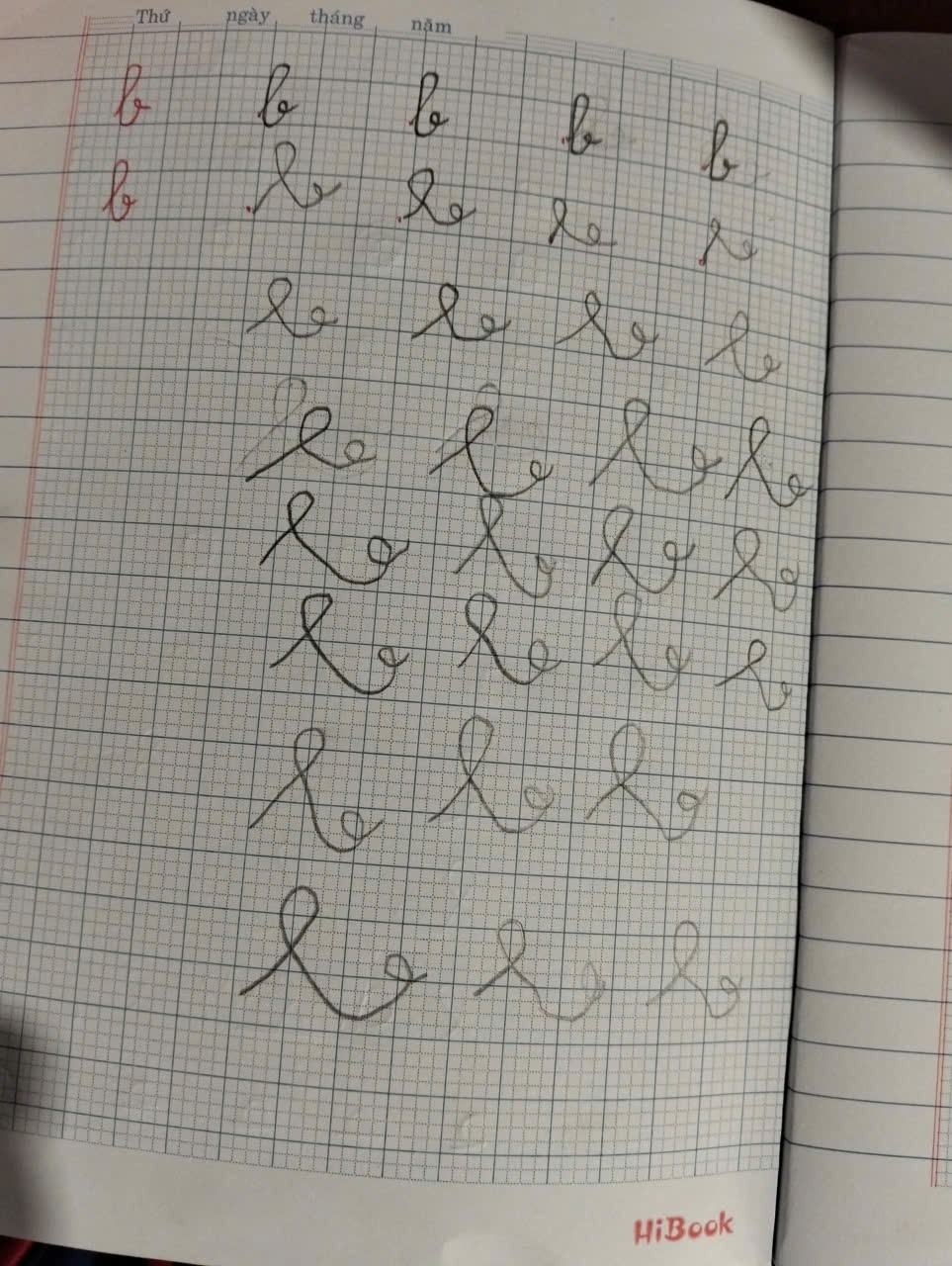 Học sinh lớp 1 tập viết chữ "B" nhưng kết quả nhận về g&acirc;y sốc, d&acirc;n mạng xem xong cười nghi&ecirc;ng ngả c&ograve;n gi&aacute;o vi&ecirc;n th&igrave; nhăn mặt- Ảnh 1.