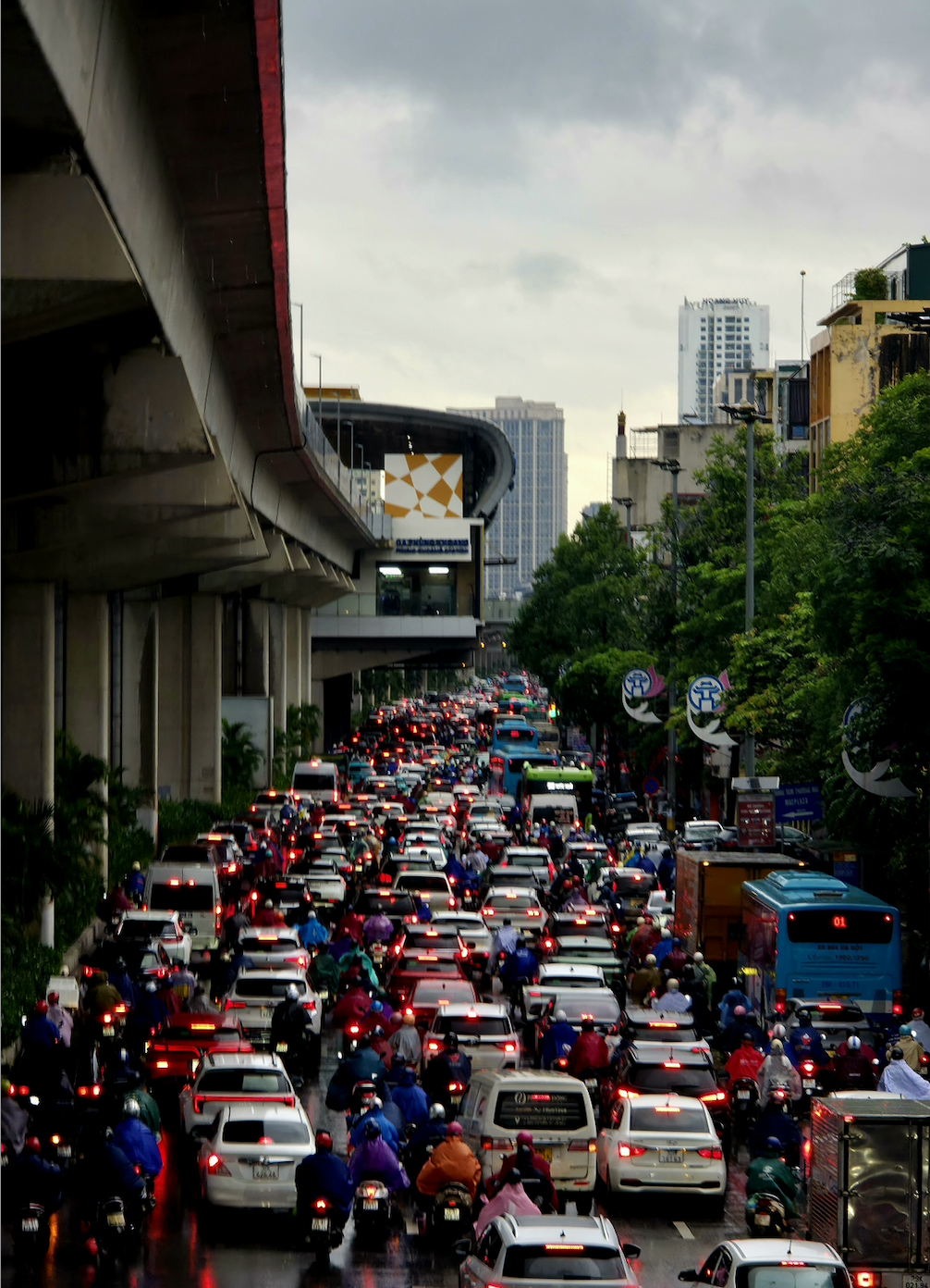 Hà Nội mưa lớn sáng đầu tuần do ảnh hưởng bão số 10, đường phố tắc cứng, người dân chật vật di chuyển- Ảnh 4.