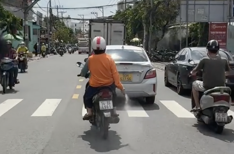 Cảnh sát đang xác minh video người phụ nữ rải "bột lạ" xuống đường ở TP HCM- Ảnh 1.