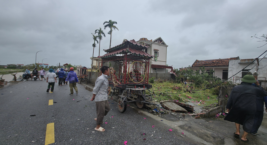 Tang thương Ninh Bình sau lốc xoáy: Con trai nạn nhân rụng rời khi chứng kiến căn nhà của cha mẹ đổ sập, mất đi cả hai người thân trong chớp mắt- Ảnh 6. Tang thương Ninh Bình sau lốc xoáy: Con trai nạn nhân rụng rời khi chứng kiến căn nhà của cha mẹ đổ sập, mất đi cả hai người thân trong chớp mắt- Ảnh 6.