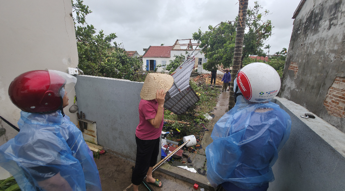 Tang thương Ninh Bình sau lốc xoáy: Con trai nạn nhân rụng rời khi chứng kiến căn nhà của cha mẹ đổ sập, mất đi cả hai người thân trong chớp mắt- Ảnh 9. Tang thương Ninh Bình sau lốc xoáy: Con trai nạn nhân rụng rời khi chứng kiến căn nhà của cha mẹ đổ sập, mất đi cả hai người thân trong chớp mắt- Ảnh 9.