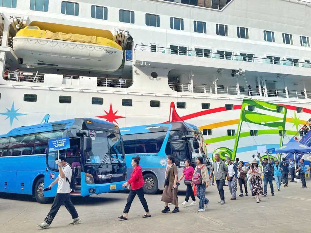 Quảng Ninh tung "đòn kép" với sản phẩm du lịch tái xuất sau 1 thập kỷ, khách Trung Quốc kéo đến nườm nượp- Ảnh 4.