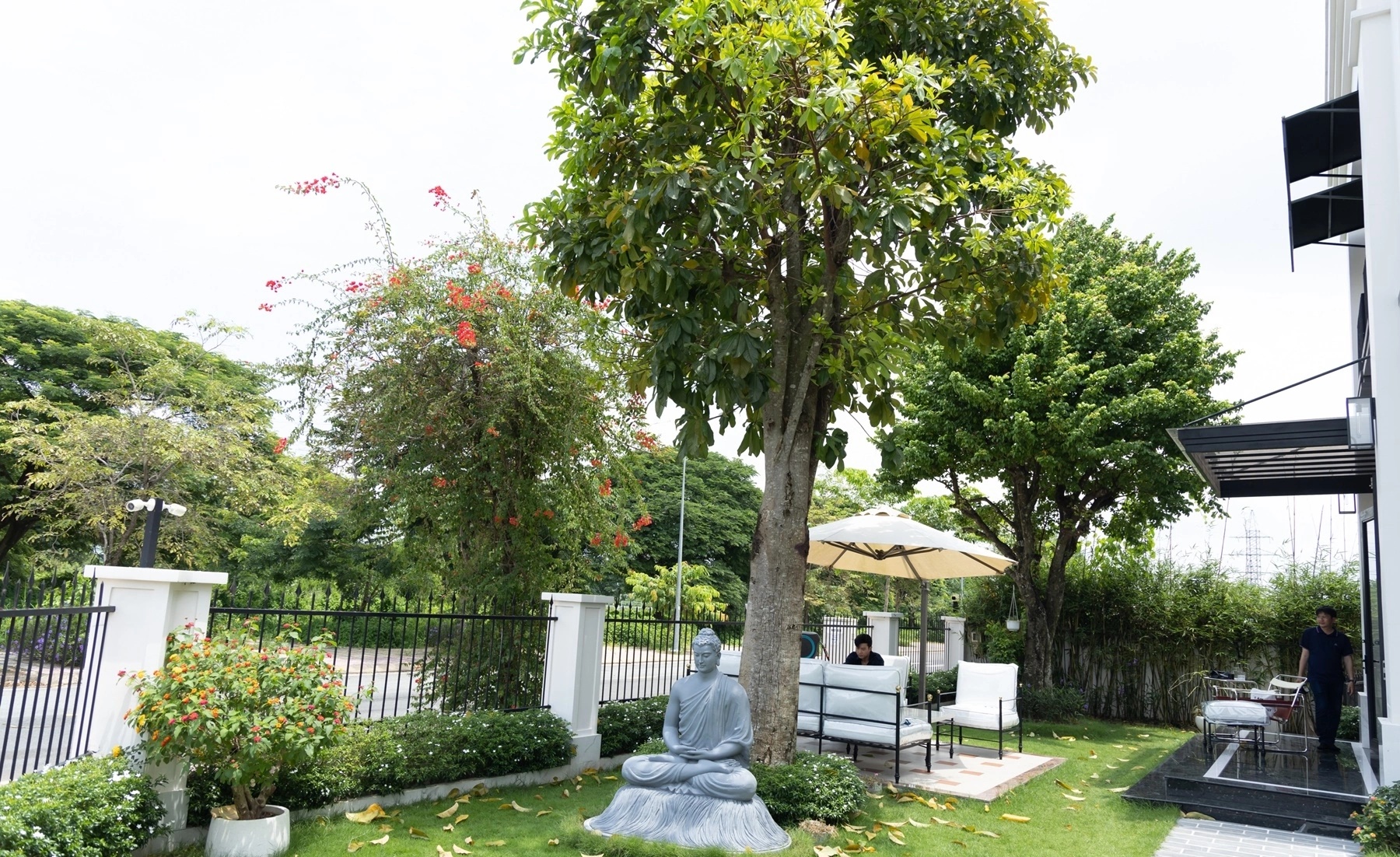 Ngoại hình nam nghệ sĩ sở hữu 2 biệt thự 70 tỷ ở TP.HCM - Cần Thơ, bị đồn đào hoa nhưng U40 chưa vợ- Ảnh 10. Ngoại hình nam nghệ sĩ sở hữu 2 biệt thự 70 tỷ ở TP.HCM - Cần Thơ, bị đồn đào hoa nhưng U40 chưa vợ- Ảnh 10.