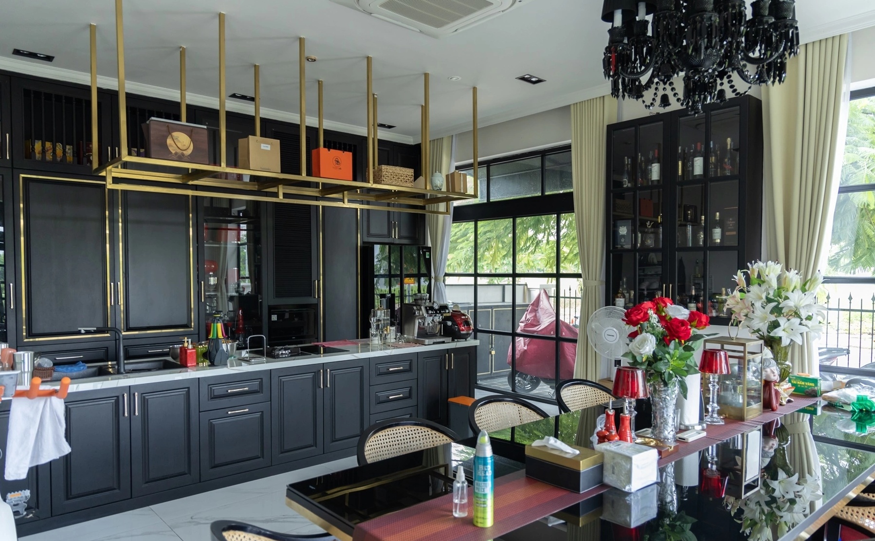 Ngoại hình nam nghệ sĩ sở hữu 2 biệt thự 70 tỷ ở TP.HCM - Cần Thơ, bị đồn đào hoa nhưng U40 chưa vợ- Ảnh 12. Ngoại hình nam nghệ sĩ sở hữu 2 biệt thự 70 tỷ ở TP.HCM - Cần Thơ, bị đồn đào hoa nhưng U40 chưa vợ- Ảnh 12.