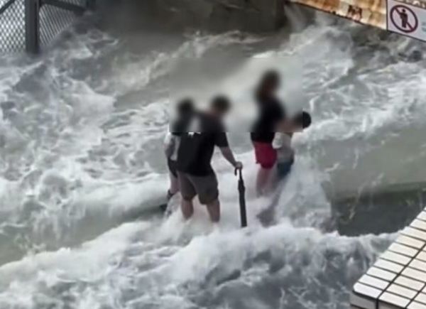 Người cha bị cảnh sát bắt vì đưa con đi ngắm sóng biển giữa siêu bão Ragasa- Ảnh 1.