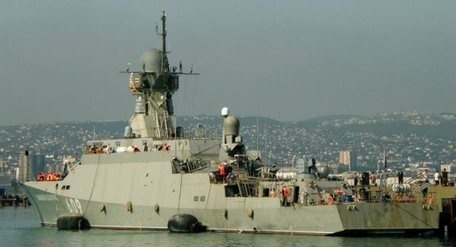 Tàu chiến Hạm đội Biển Đen đâm vào tàu chở dầu khi né tránh UAV?- Ảnh 1.