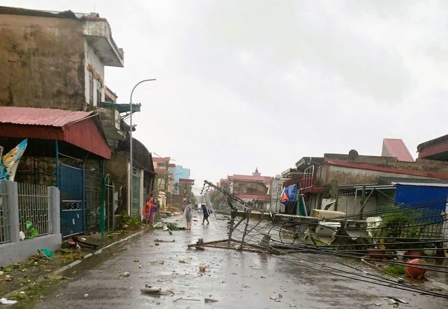 Vì sao xuất hiện nhiều trận lốc xoáy kinh hoàng ở rìa phía Bắc bão số 10 Bualoi?- Ảnh 1.