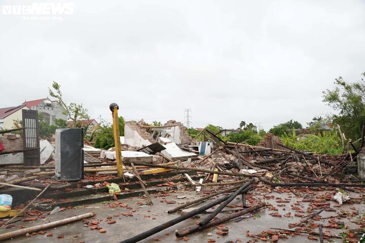 Mẹ già tử nạn trong căn nhà đổ sập, con gái khuyết tật bật khóc giữa đống đổ nát- Ảnh 1.