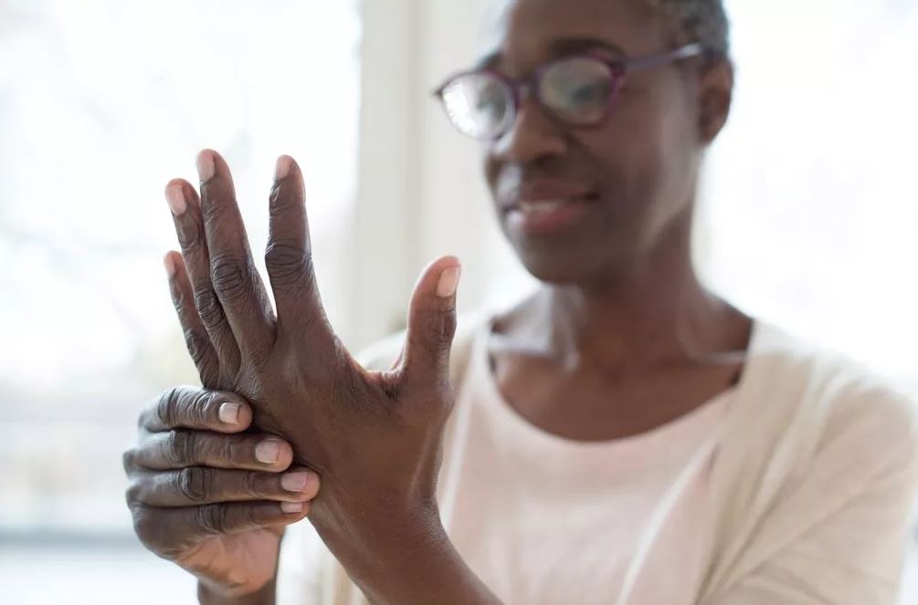 3 dấu hiệu tr&ecirc;n tay cảnh b&aacute;o gan suy hỏng, xơ x&aacute;c- Ảnh 1.