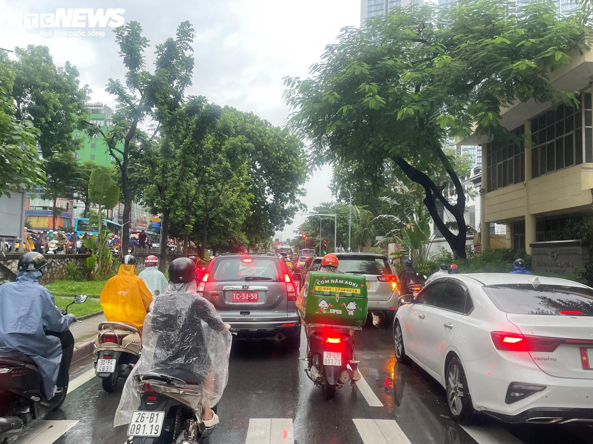 Đường phố Hà Nội kẹt cứng trong mưa bão Bualoi- Ảnh 8.