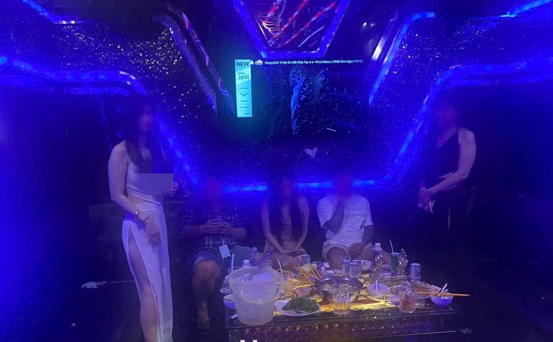Đột k&iacute;ch qu&aacute;n karaoke, bắt quả tang 4 nh&acirc;n vi&ecirc;n nữ mặc đồ xuy&ecirc;n thấu đang nhảy m&uacute;a- Ảnh 1.