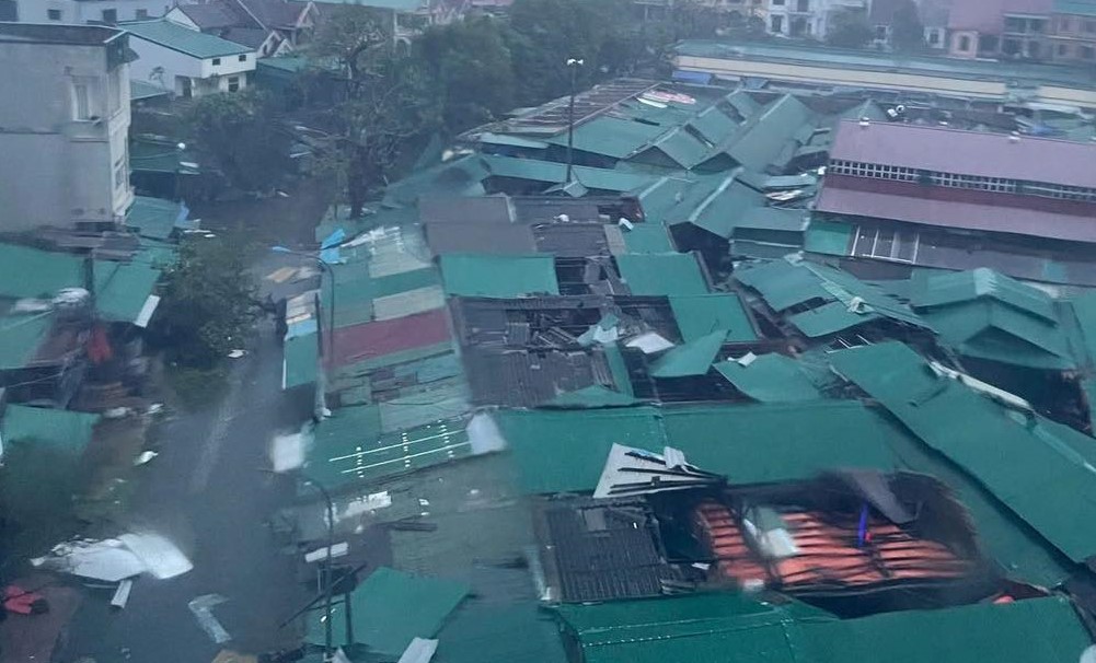 B&atilde;o số 10 Bualoi quần thảo dữ dội: 8 người mắc kẹt trong 2 ng&ocirc;i nh&agrave; sập- Ảnh 1.