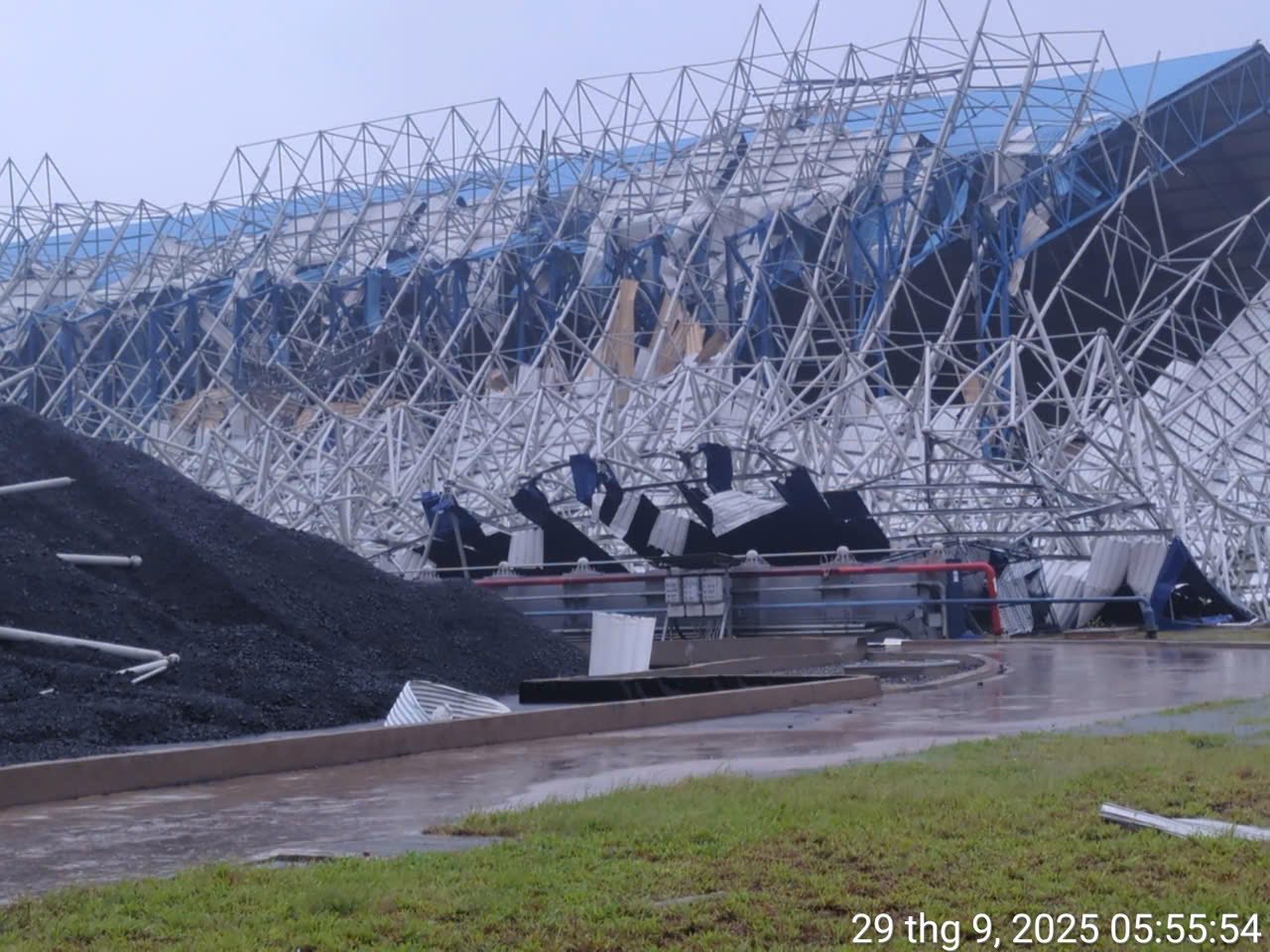 Hình ảnh tan hoang ở nơi tâm Bão số 10 quần thảo suốt đêm- Ảnh 15. Hình ảnh tan hoang ở nơi tâm Bão số 10 quần thảo suốt đêm- Ảnh 15.