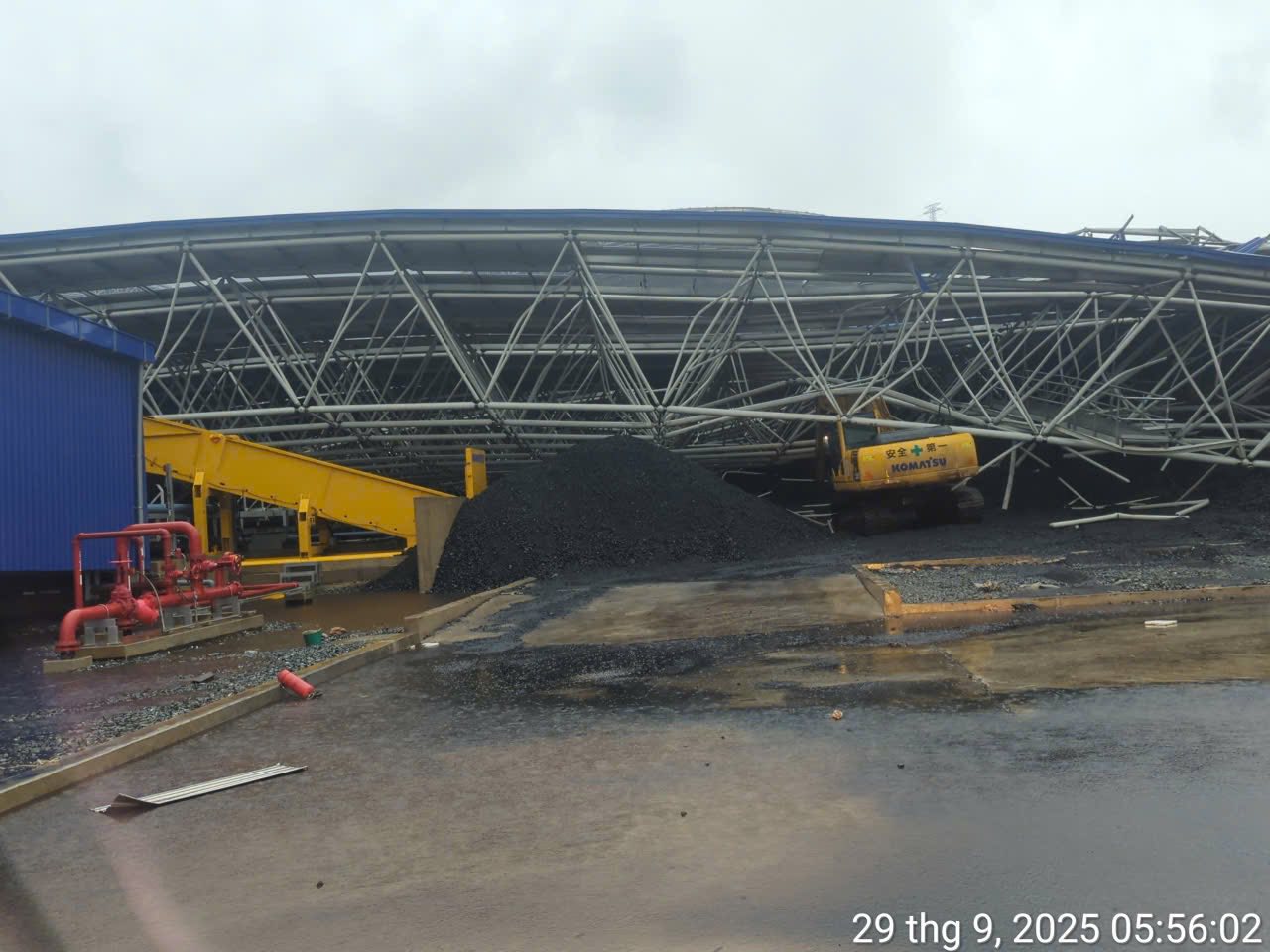 Hình ảnh tan hoang ở nơi tâm Bão số 10 quần thảo suốt đêm- Ảnh 16.