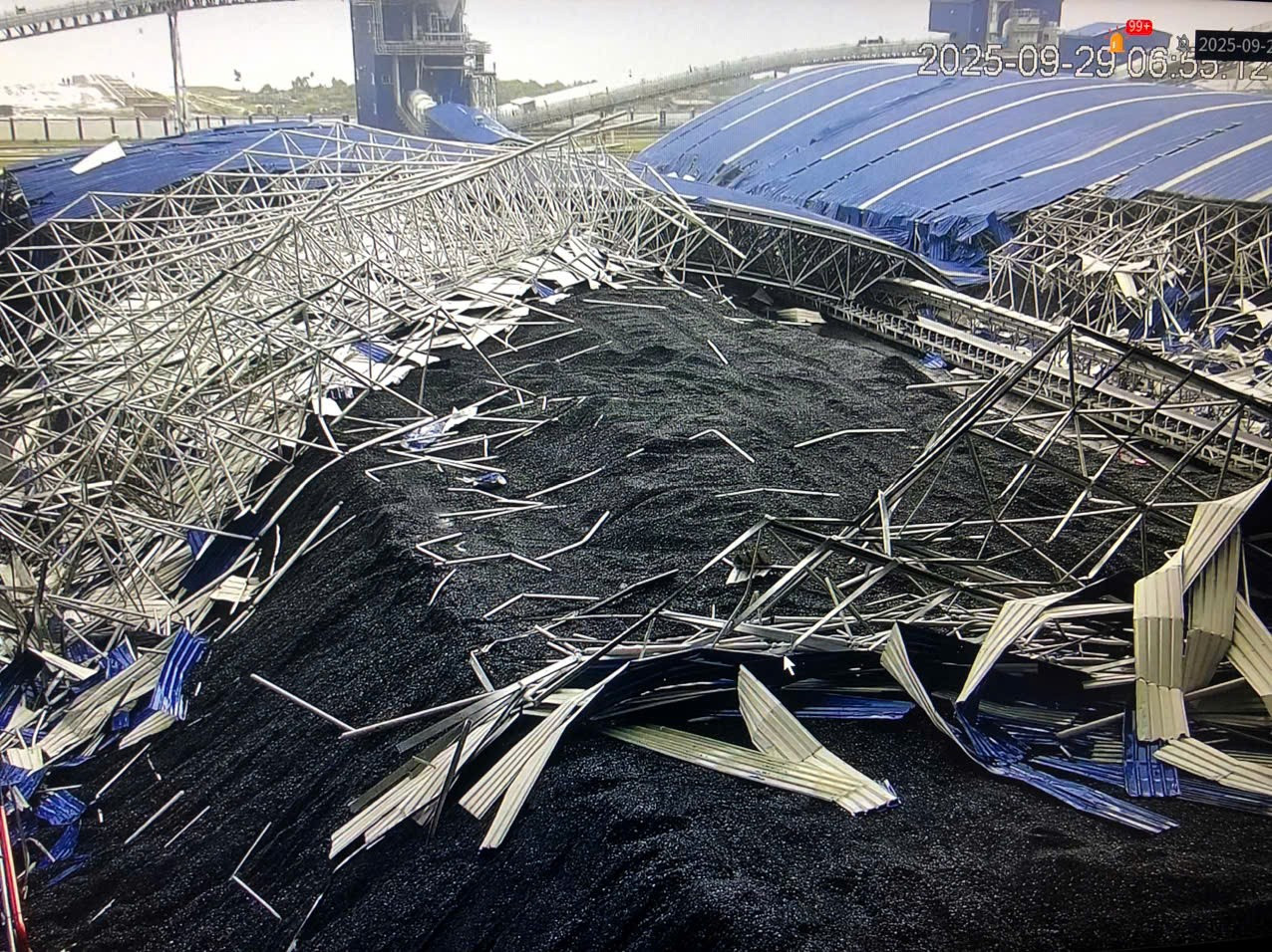 Hình ảnh tan hoang ở nơi tâm Bão số 10 quần thảo suốt đêm- Ảnh 14.