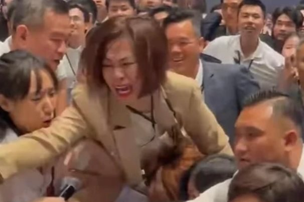 Vụ môi giới trèo cả lên bàn giật phiếu mua căn hộ ở TP HCM, chủ đầu tư nói "Chỉ là một khoảnh khắc ngắn" - Ảnh 1.