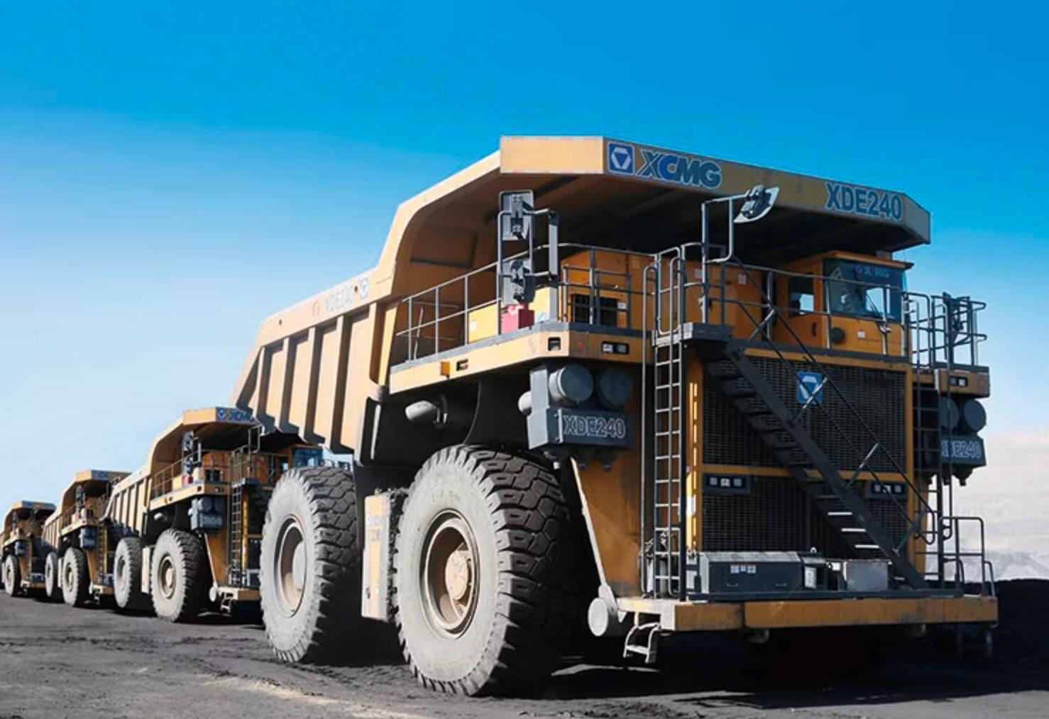 Phát hiện 200 xe tải 240 tấn không phát ra tiếng máy gầm rú, không cần xăng, âm thầm đào ‘kho báu’ ngày đêm không nghỉ- Ảnh 1.