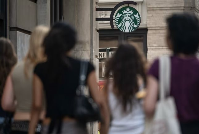 Từng có thời kỳ 2 cửa hàng nằm đối diện nhau trên một con phố, Starbucks nay phải đóng hàng trăm địa điểm: Khó khăn bủa vây ông lớn ngành cà phê- Ảnh 1.